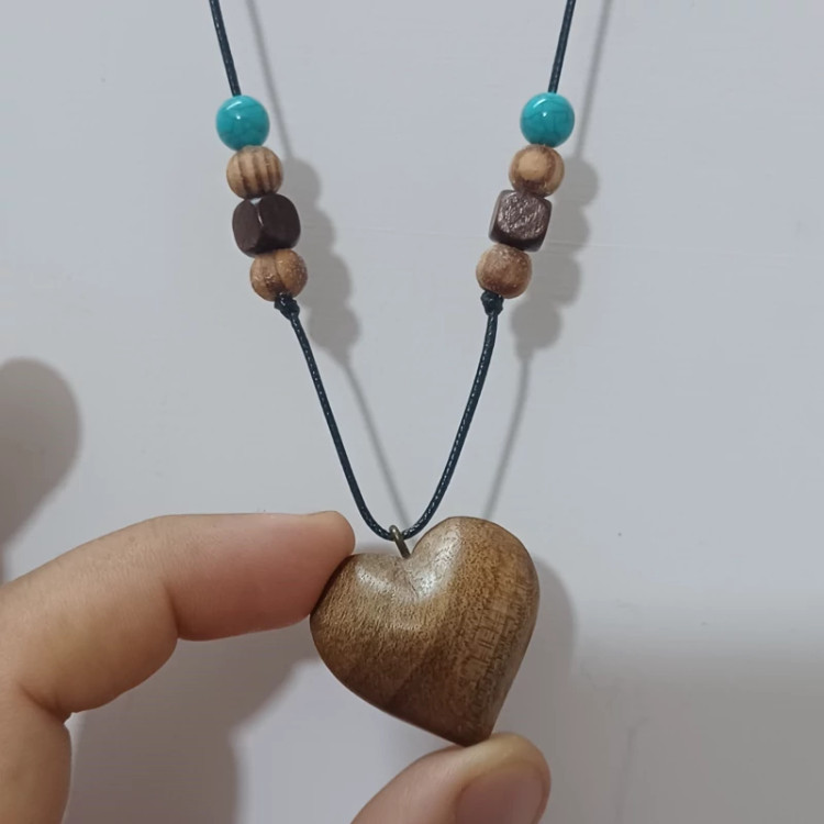 گردنبند قلب چوبی با بند چرمی
