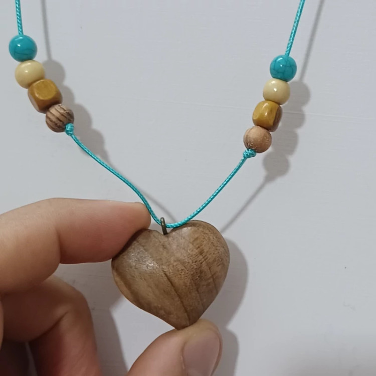 گردنبند قلب چوبی با بند چرمی