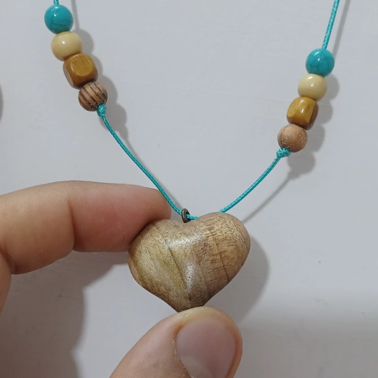 گردنبند قلب چوبی با بند چرمی
