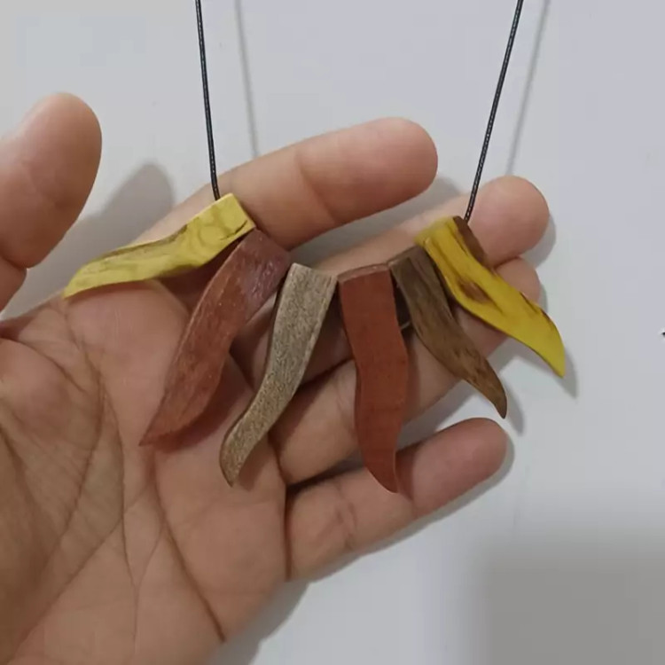گردنبند چوبی دستساز مدل سرخپوستی صنایع دستی بیاتانی