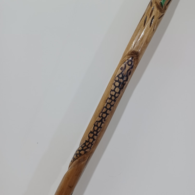 عصای چوبی حرفه ای یک تکه چوب گردو منبت شده سایز ۱۰۳ کد (۱۱۴ )