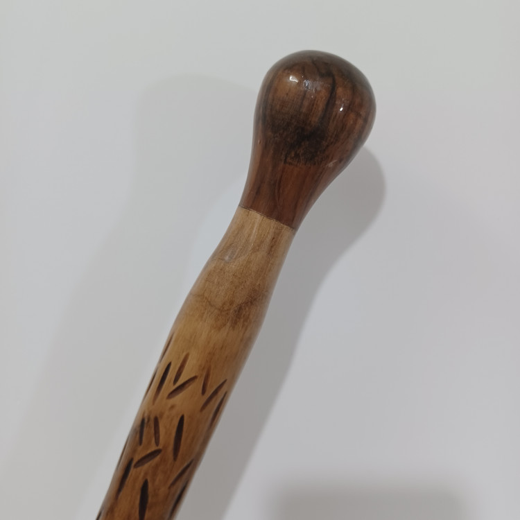عصای چوبی حرفه ای یک تکه چوب گردو منبت شده سایز ۱۰۳ کد (۱۱۴ )