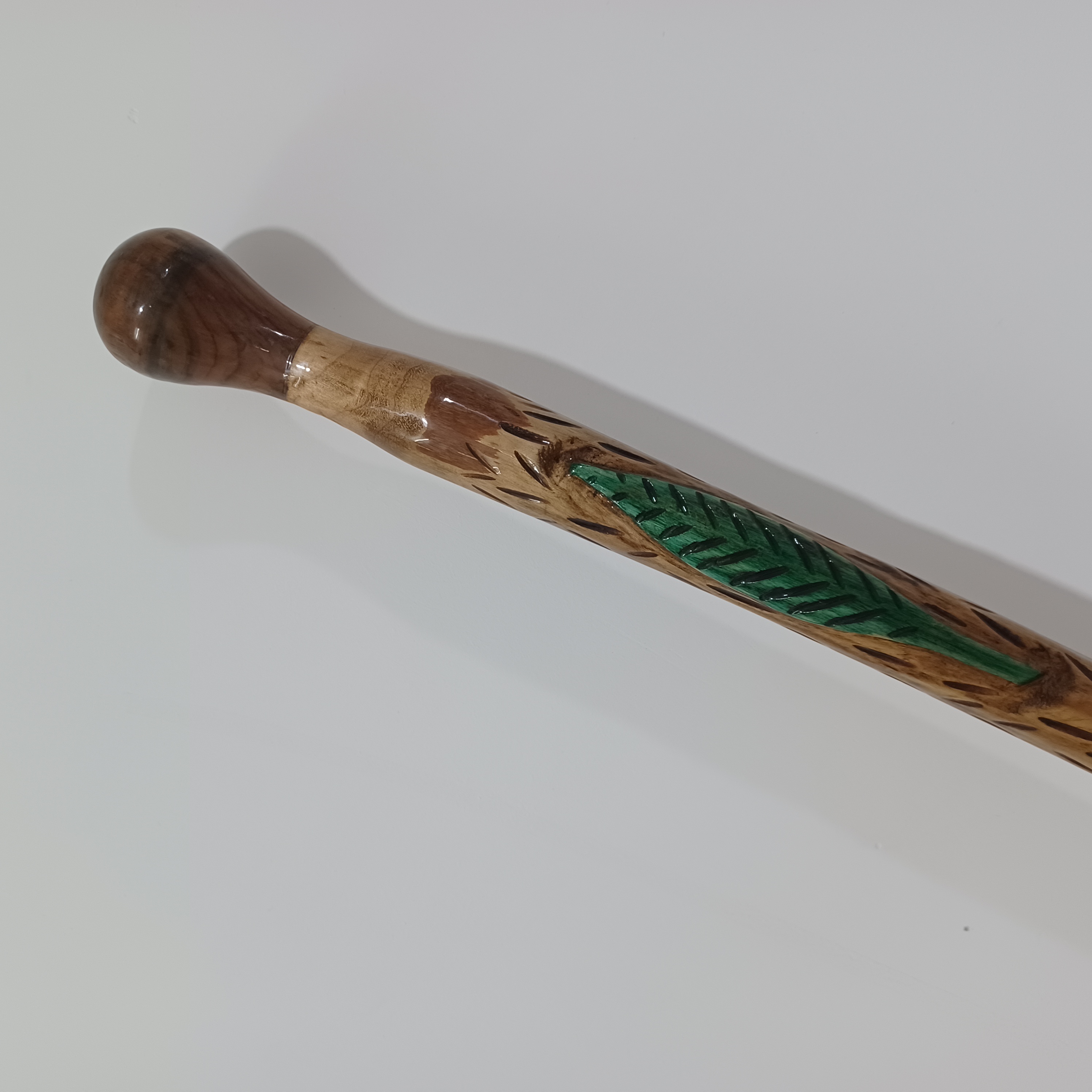 عصای چوبی حرفه ای یک تکه چوب گردو منبت شده سایز ۱۰۳ کد (۱۱۴ )