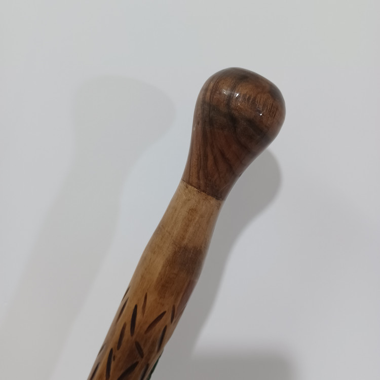 عصای چوبی حرفه ای یک تکه چوب گردو منبت شده سایز ۱۰۳ کد (۱۱۴ )