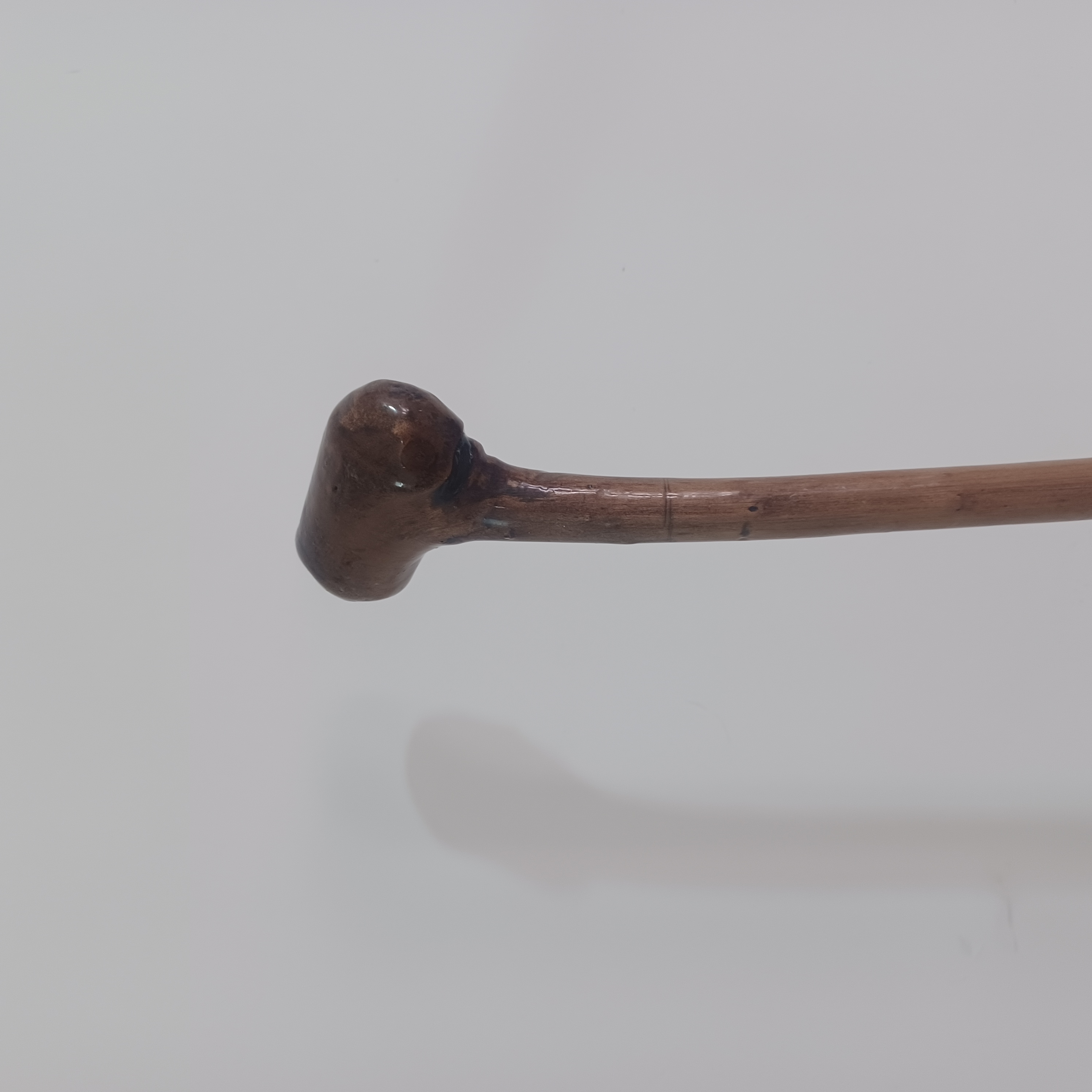 عصای چوبی حرفه ای یک تکه چوب گردو منبت شده سایز  ۹۲ کد (۱۱۲ )