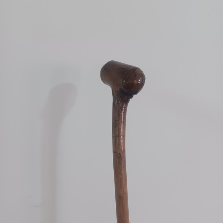 عصای چوبی حرفه ای یک تکه چوب گردو منبت شده سایز ۹۲ کد (۱۱۲ )