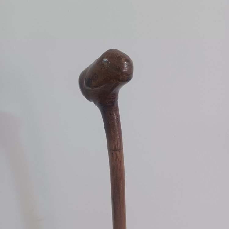 عصای چوبی حرفه ای یک تکه چوب گردو منبت شده سایز ۹۲ کد (۱۱۲ )