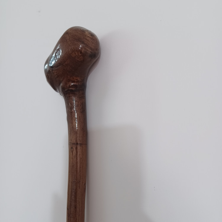 عصای چوبی حرفه ای یک تکه چوب گردو منبت شده سایز ۹۲ کد (۱۱۲ )