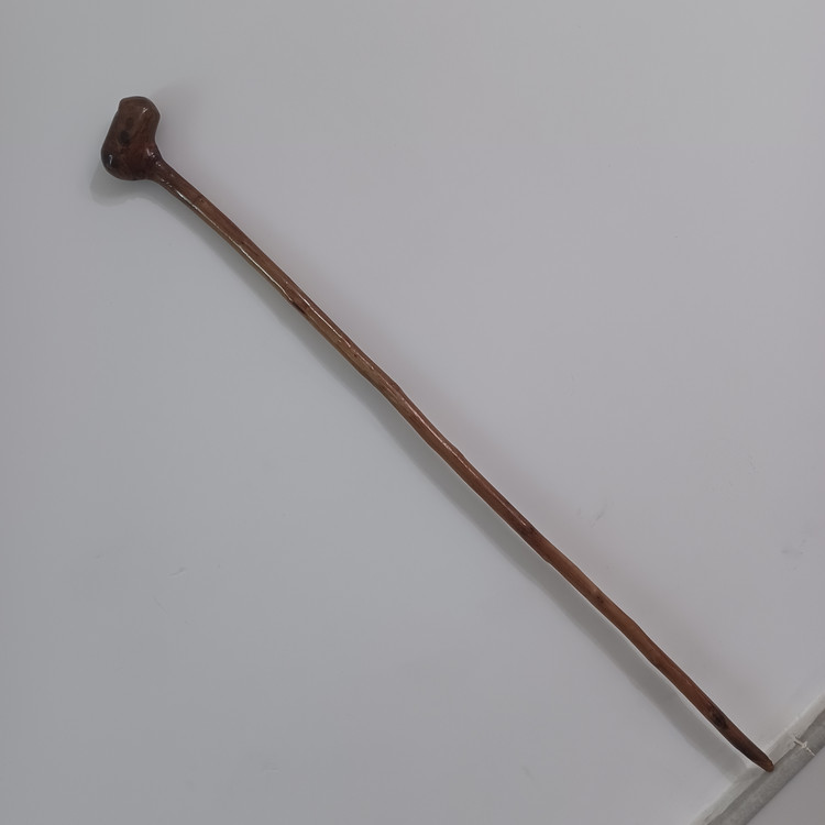 عصای چوبی حرفه ای یک تکه چوب گردو منبت شده سایز ۹۲ کد (۱۱۲ )
