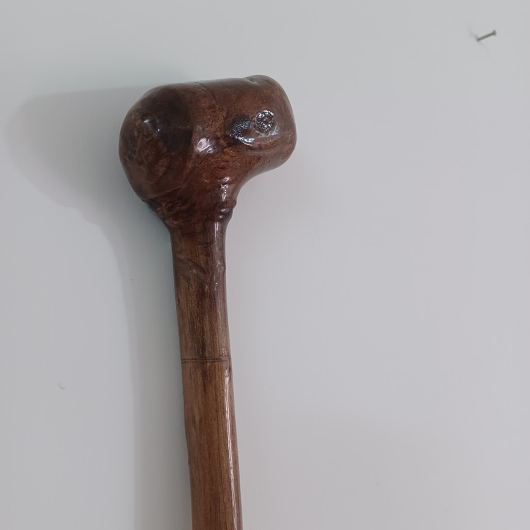 عصای چوبی حرفه ای یک تکه چوب گردو منبت شده سایز ۹۲ کد (۱۱۲ )